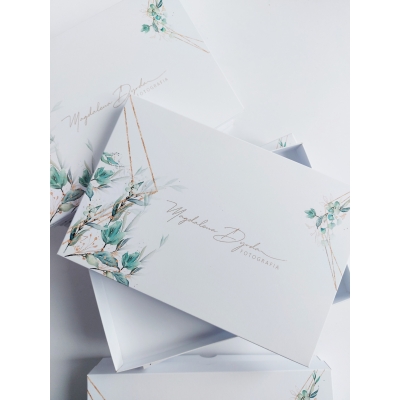 Pudełko papierowe na zdjęcia 13/18 z wiosenną grafiką i logo - wzór 1